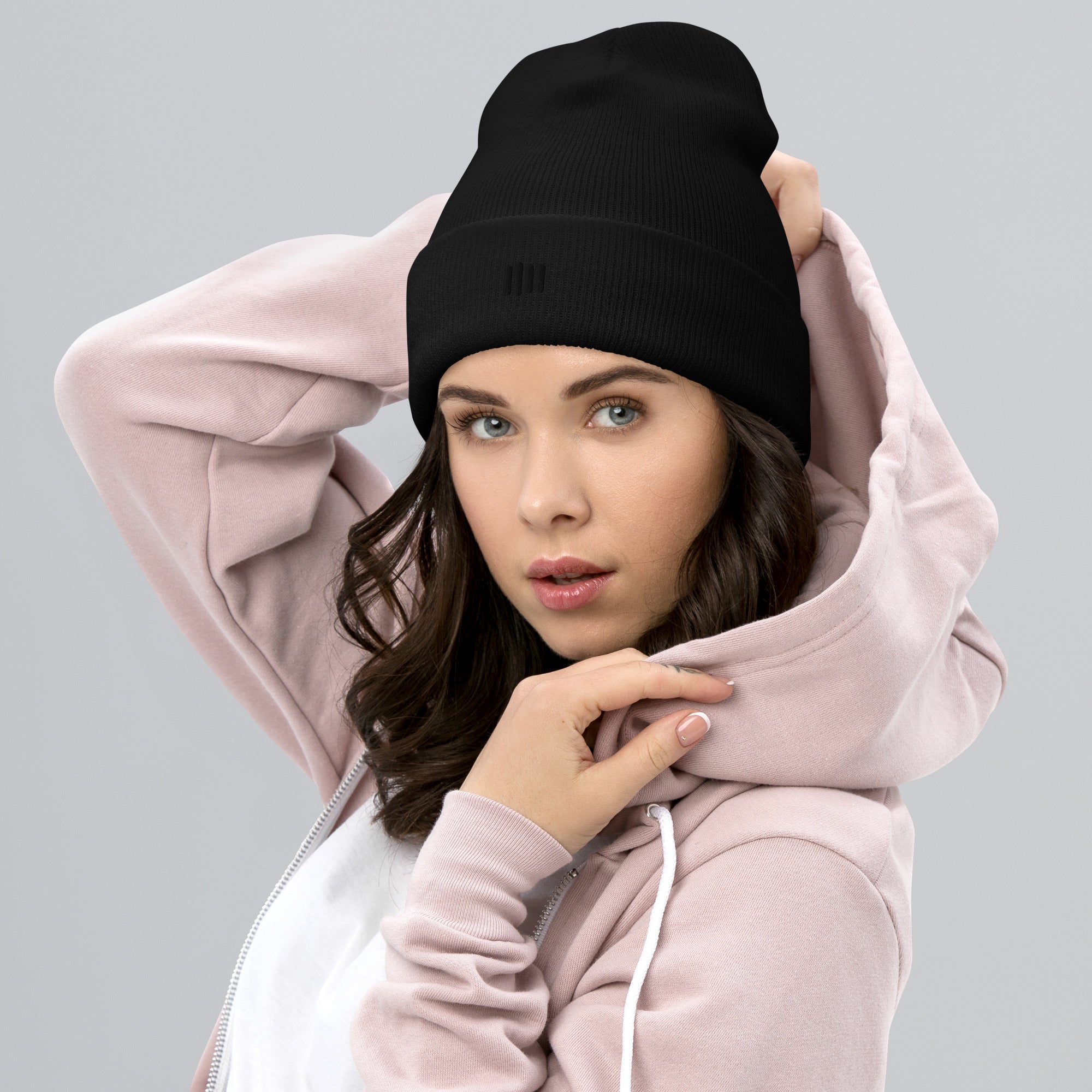 iPii.TV — Quiet Signal Beanie — getragen, zweite Vorderansicht