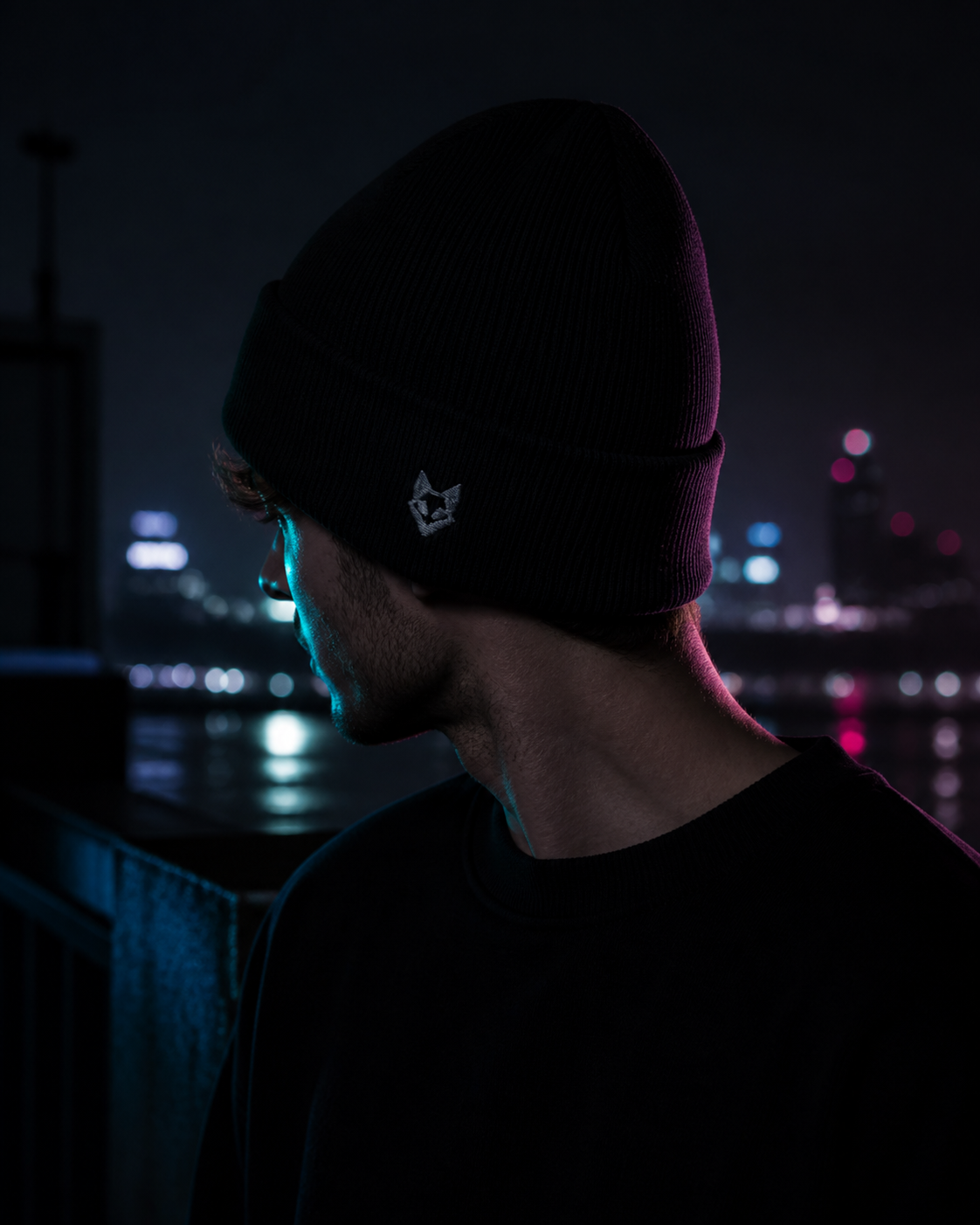 WOXWILD Beanie Night - getragene Dachansicht bei Nacht | WOXWILD_BEANIE_NIGHT_rooftop_portrait_v02.png