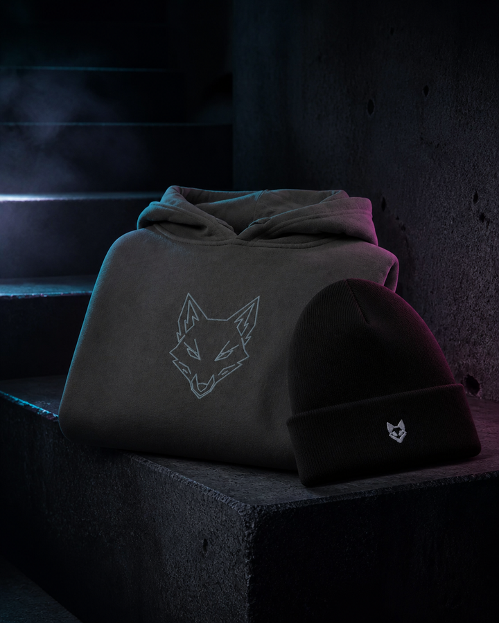 WOXWILD Night Kit - Nightfall Hoodie und Beanie Kampagnenansicht | WOXWILD_NIGHT_KIT_hoodie_beanie_vertical_v02.png