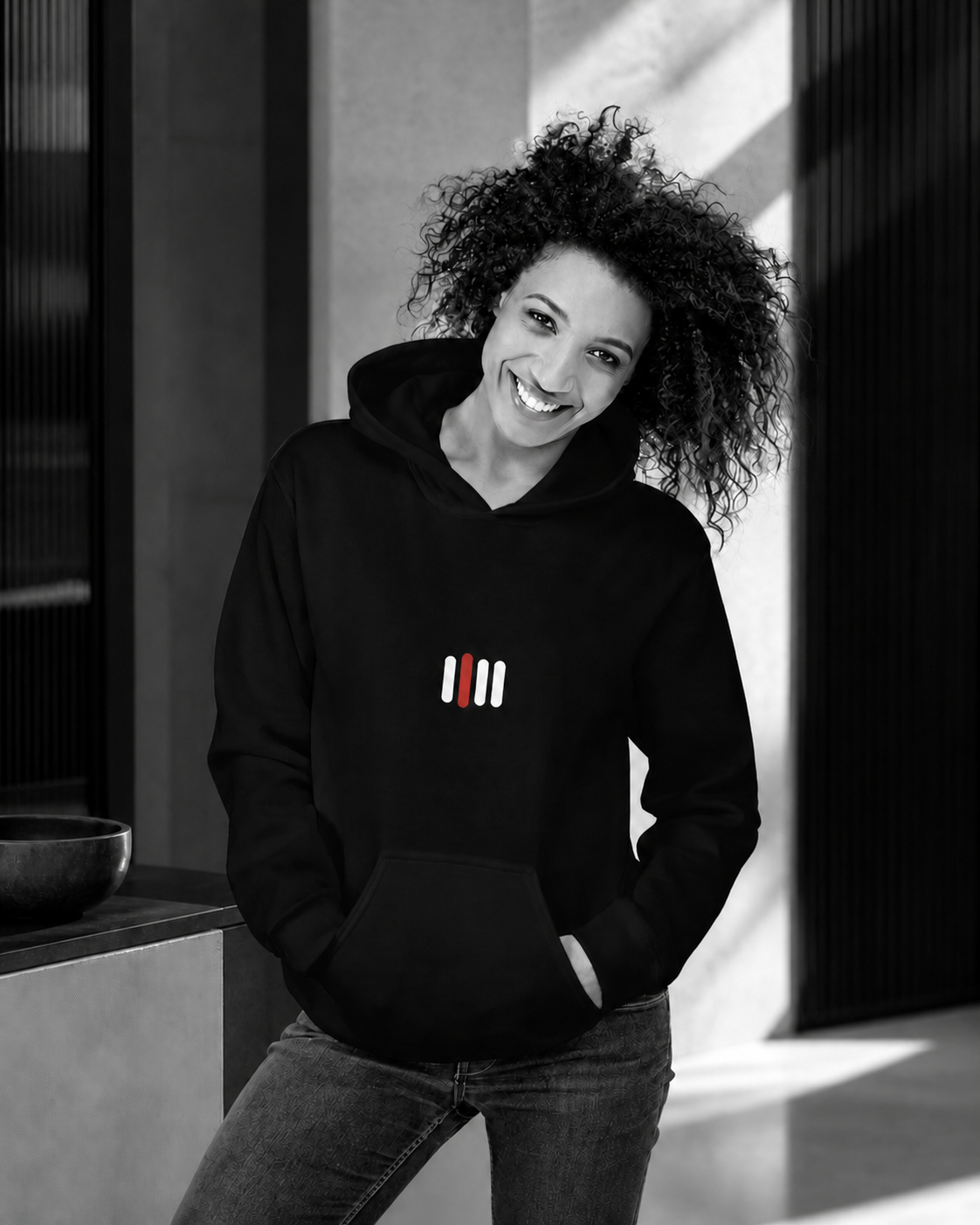 iPii.TV Daily Home Mode Hoodie – monochrome Lifestyle-Kampagnenansicht