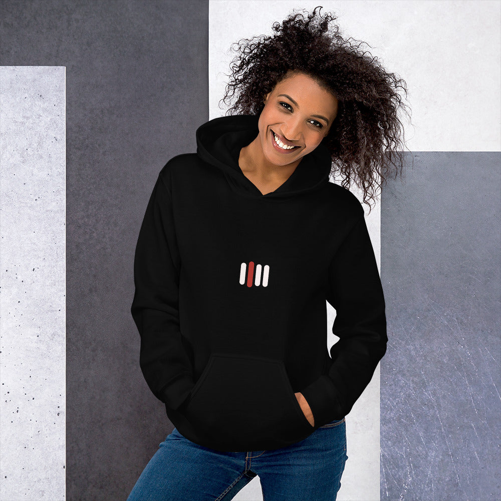 iPii.TV Daily Home Mode Hoodie in Schwarz – getragene Vorderansicht mit kleinem Vier-Balken-Zeichen