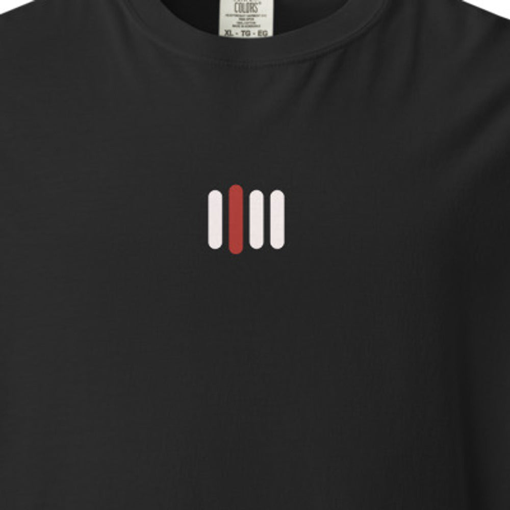iPii.TV Daily Screen Tee in Schwarz – Detail des kanonischen Vier-Balken-Zeichens