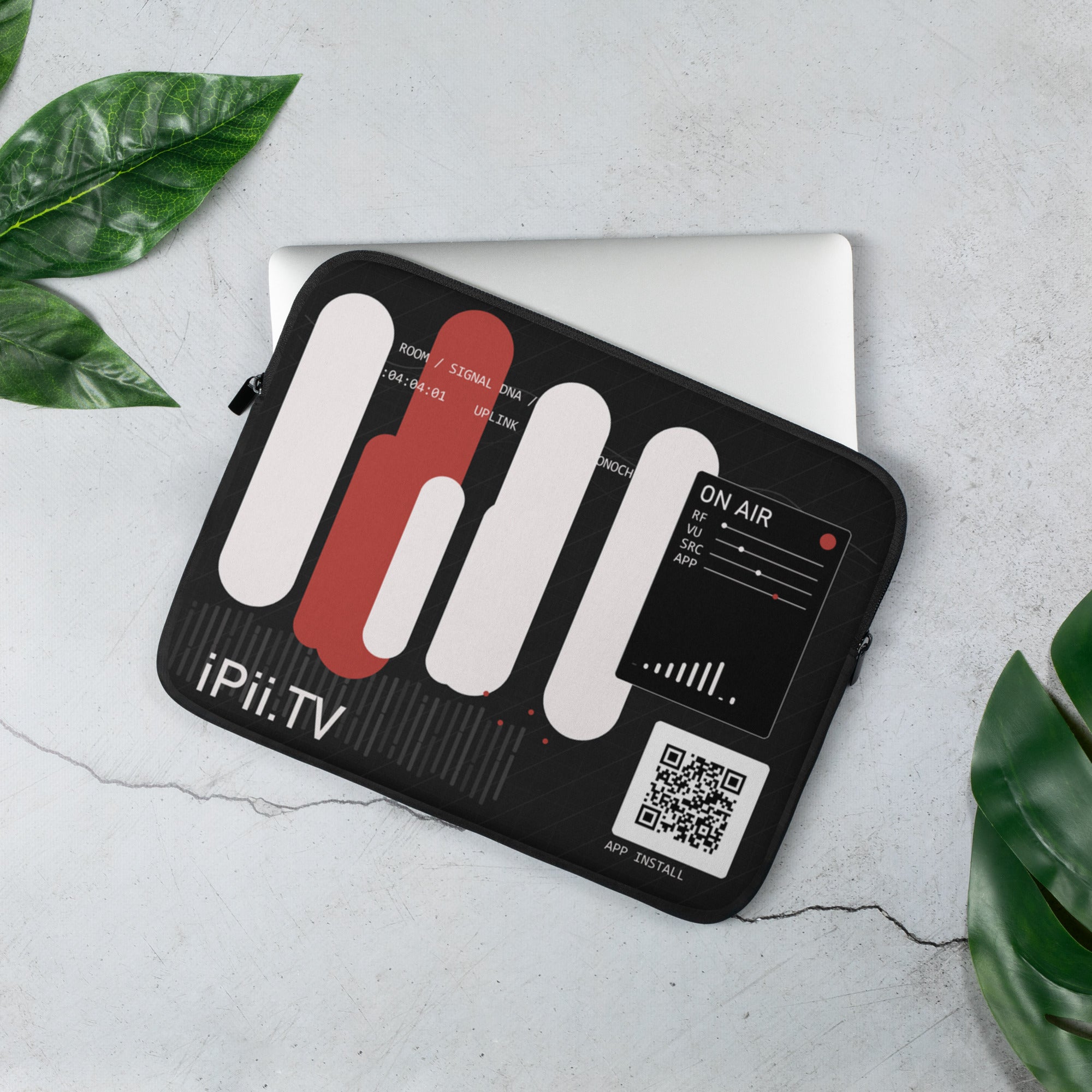 iPii.TV — Signal Sleeve in Schwarz — auf dem Laptop, reale Nutzungsszene