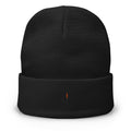 FORGE Beanie in Schwarz, gestrickte Rippstrick-Mütze mit Aufnäher, Frontansicht