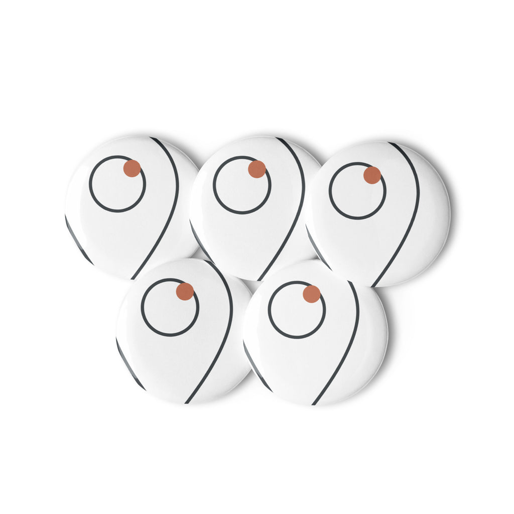 The Waypoint Cap Companion Pin, Detailansicht der Prägung und Materialoberflaeche