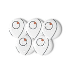 The Waypoint Cap Companion Pin, Detailansicht der Prägung und Materialoberflaeche
