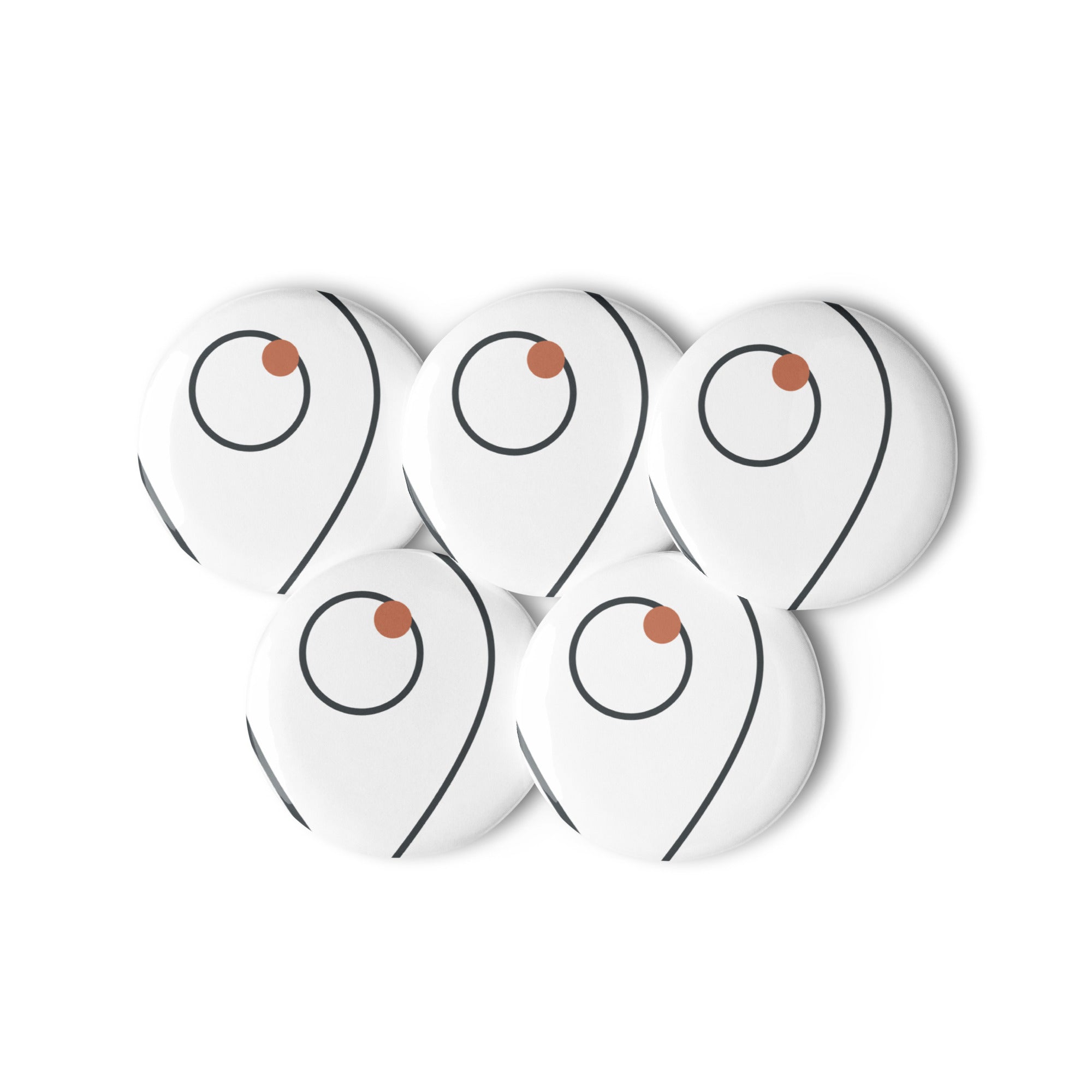 The Waypoint Cap Companion Pin, Detailansicht der Prägung und Materialoberflaeche