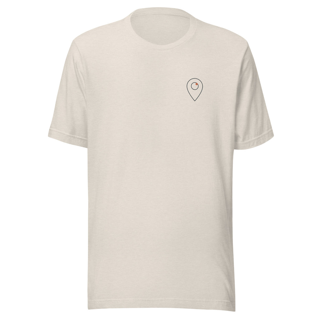 waymark Waypoint Tee 01 in Heather Dust – Frontansicht mit kleiner Brustmarke