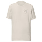waymark Waypoint Tee 01 in Heather Dust – Frontansicht mit kleiner Brustmarke