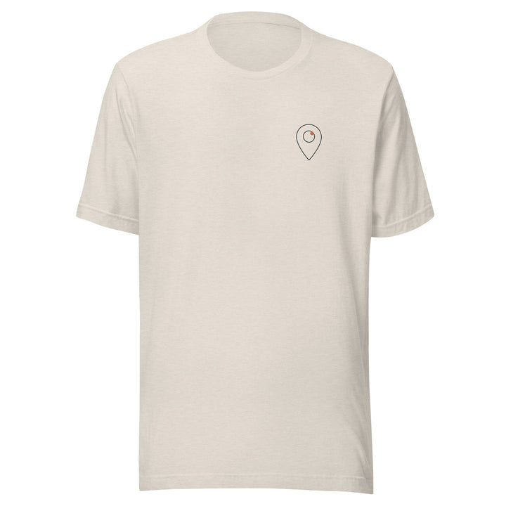 waymark Waypoint Tee 01 in Heather Dust – Frontansicht mit kleiner Brustmarke
