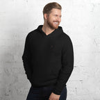 FORGE Hoodie in Schwarz – schräge Vorderansicht am Model mit kleinem Brustzeichen