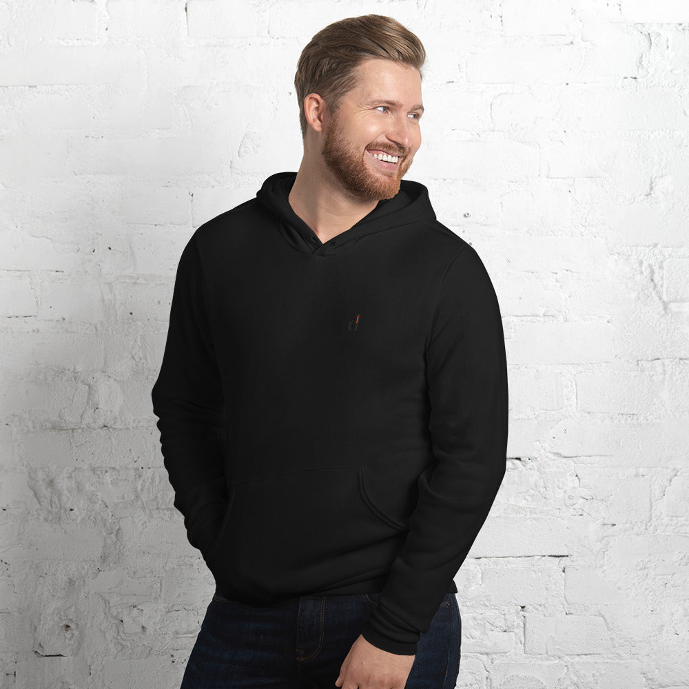 FORGE Hoodie in Schwarz – schräge Vorderansicht am Model mit kleinem Brustzeichen