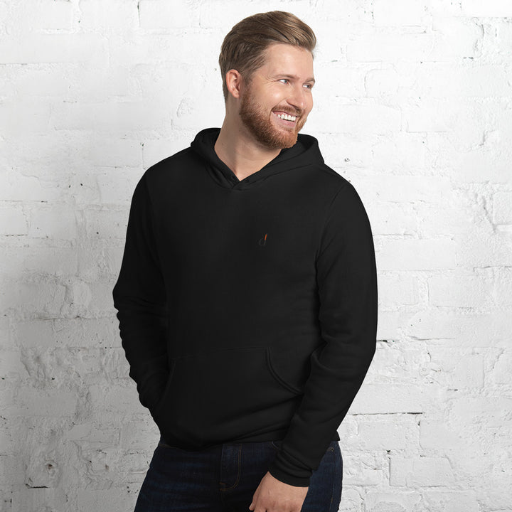 FORGE Hoodie in Schwarz – schräge Vorderansicht am Model mit kleinem Brustzeichen