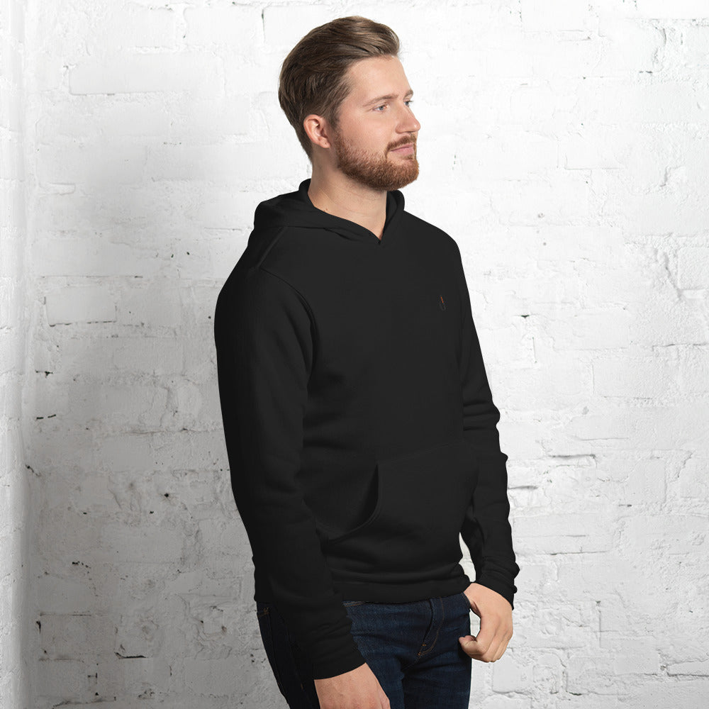 FORGE Hoodie in Schwarz – seitliche Vorderansicht am Model mit kleinem Brustzeichen