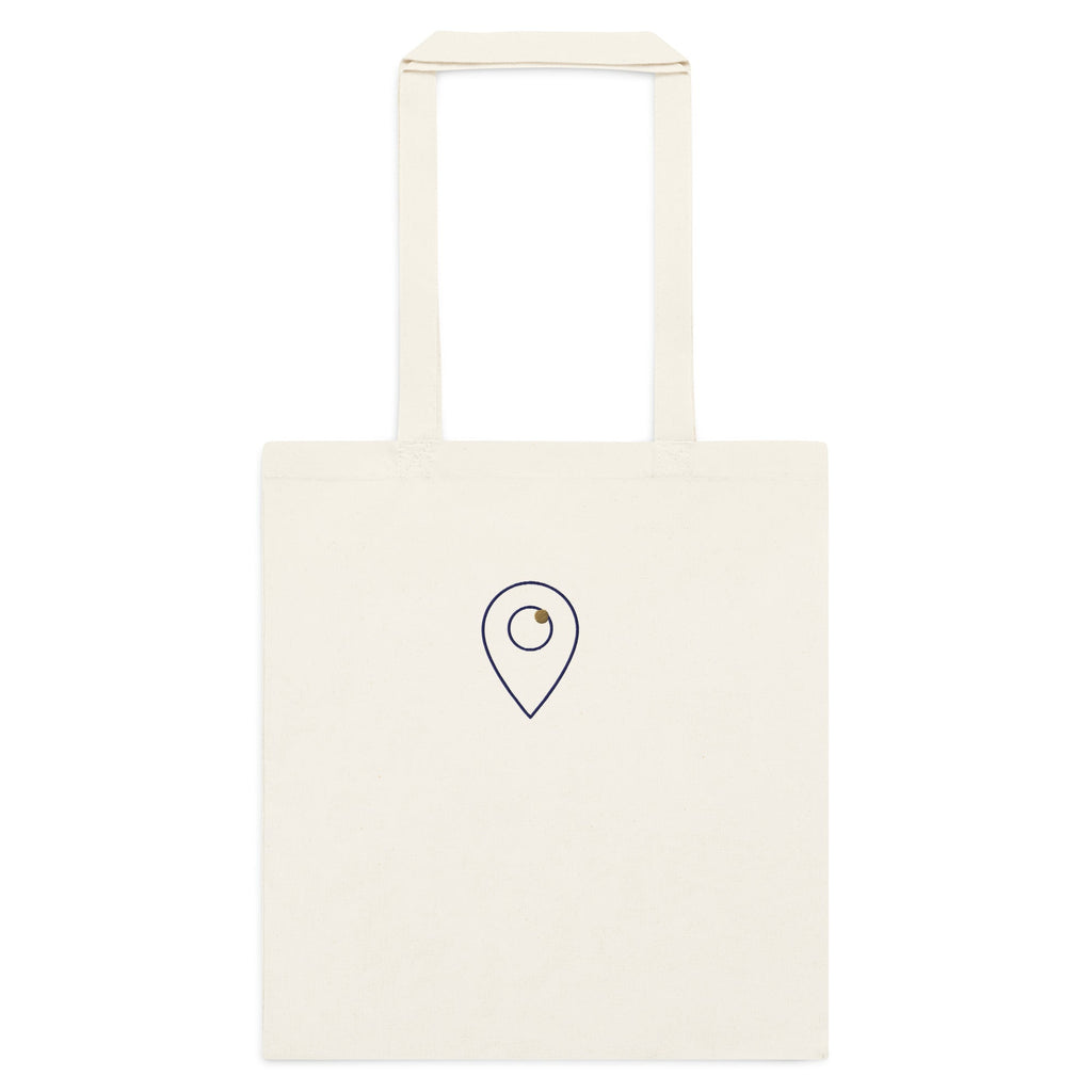 waymark Coordinates Field Tote 01 in Natur – Frontansicht mit gestickter Wegmarke