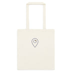 waymark Coordinates Field Tote 01 in Natur – Frontansicht mit gestickter Wegmarke